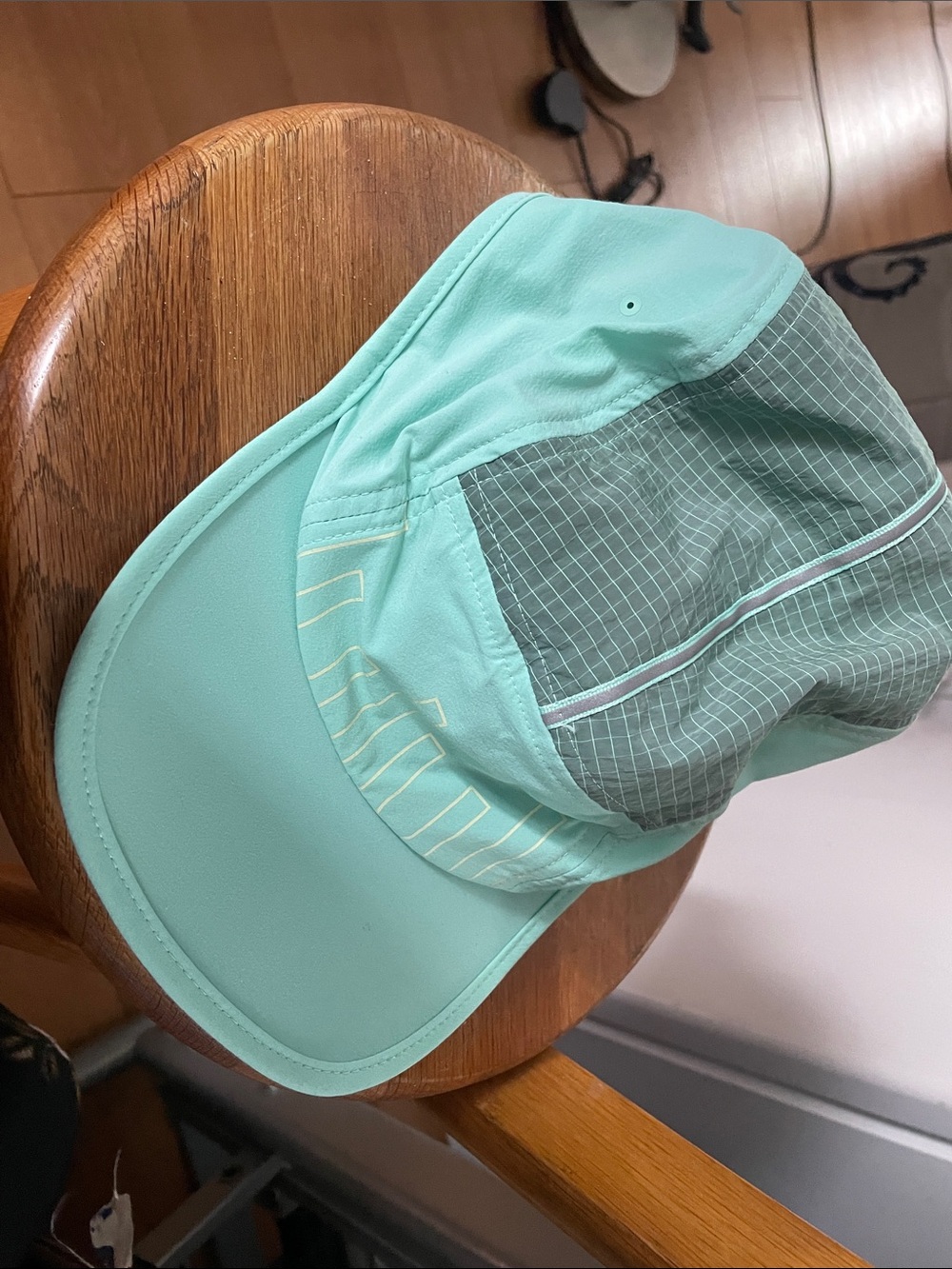 Lululemon Drawcord Hiking Cap	
Wild Mint/Dewy size L/XL - Picture 5 of 6